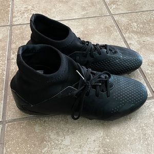 Boy’s Size 6 Youth ADIDAS PREDATOR 20.3 Cleats black/black